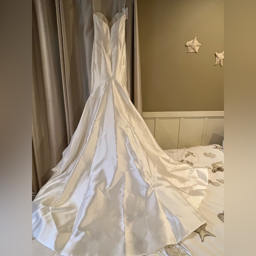 NEVER WORN WEDDING DRESS NWT